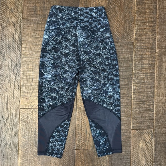 Varley Women’s Bundle of Leggings and Sports Bras Set of 4 - Picture 7 of 11